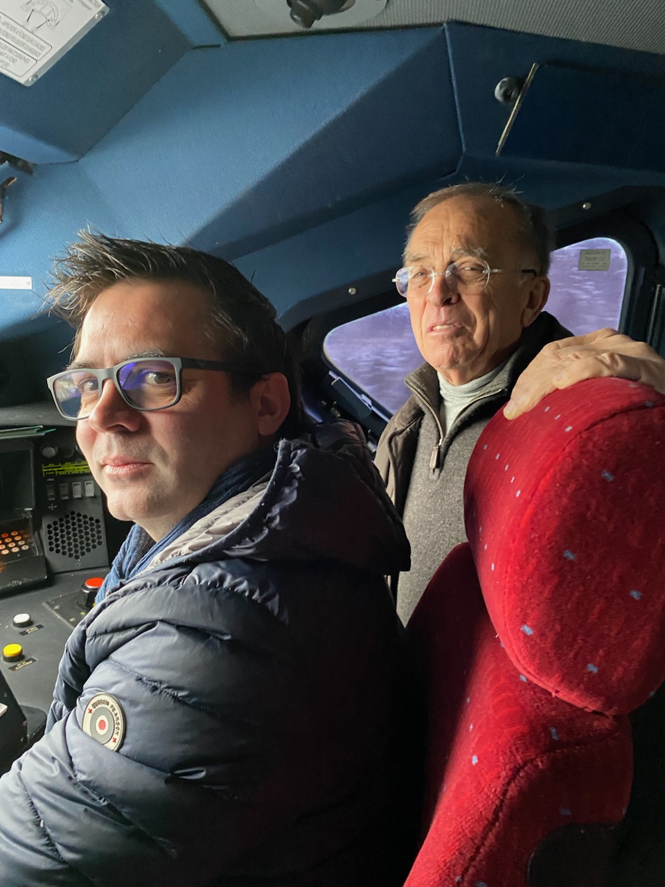 Alain et son Fiston dans la cabine de conduite du TGV.jpg
